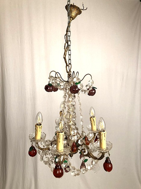 Lampadario in bronzo dorato, pendenti in cristallo e pendenti in vetro colorato a forma di frutti, fine '800