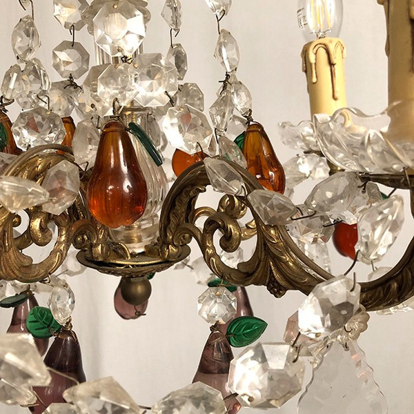 Lampadario in bronzo dorato, pendenti in cristallo e pendenti in vetro colorato a forma di frutti, fine '800
