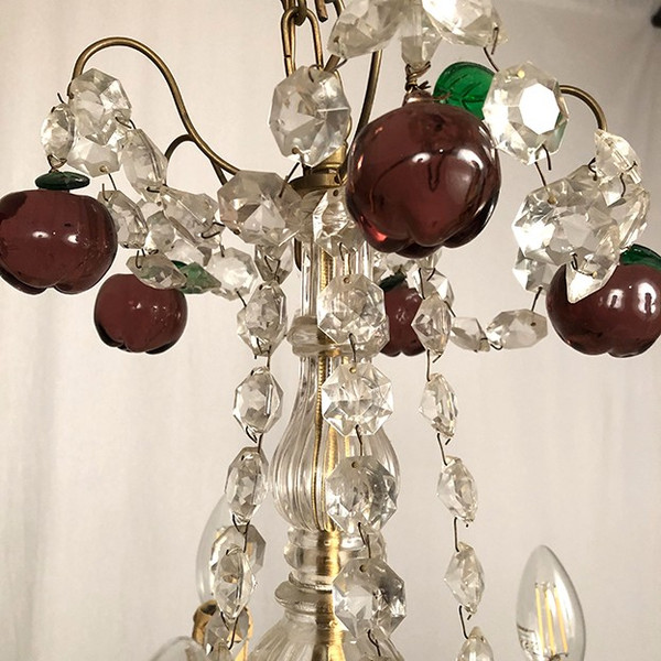 Lampadario in bronzo dorato, pendenti in cristallo e pendenti in vetro colorato a forma di frutti, fine '800