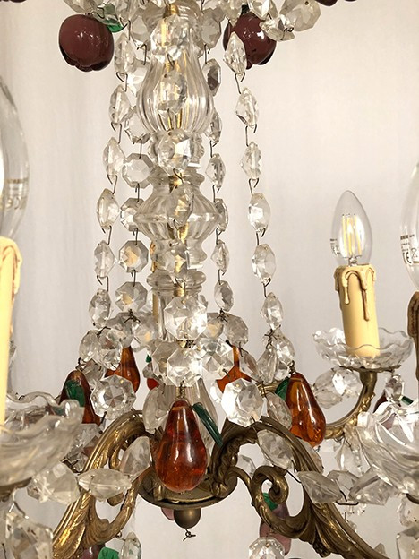 Lampadario in bronzo dorato, pendenti in cristallo e pendenti in vetro colorato a forma di frutti, fine '800