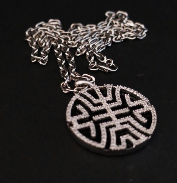 Pendentif Circulaire Onyx Et Diamants, Chaîne En Or Blanc 18 Carats.