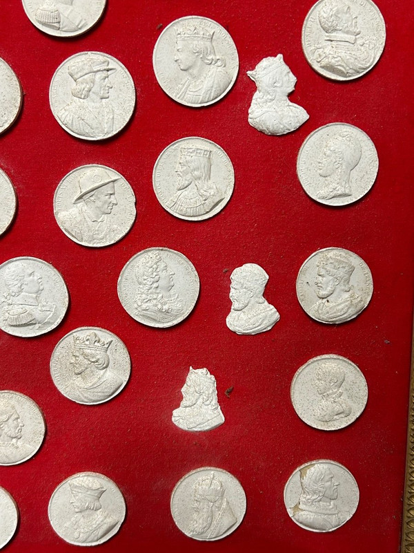 Grand Cadre Aux Médaillons Des Rois De France - Plâtre - empire - restauration