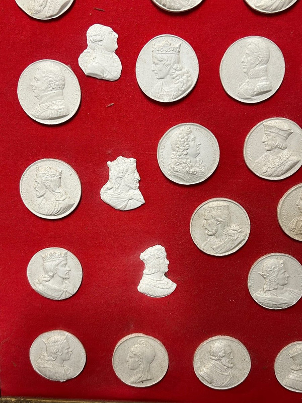 Grand Cadre Aux Médaillons Des Rois De France - Plâtre - empire - restauration
