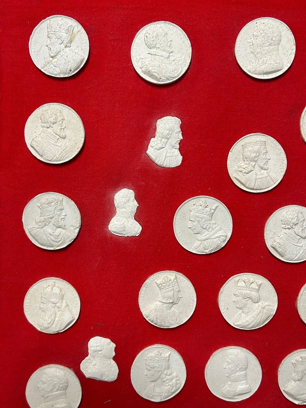 Grand Cadre Aux Médaillons Des Rois De France - Plâtre - empire - restauration
