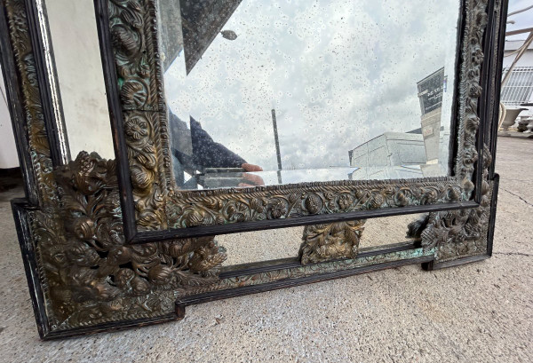 Specchio in ottone e legno annerito in stile Luigi XIII, 1880 circa, H: 149 cm