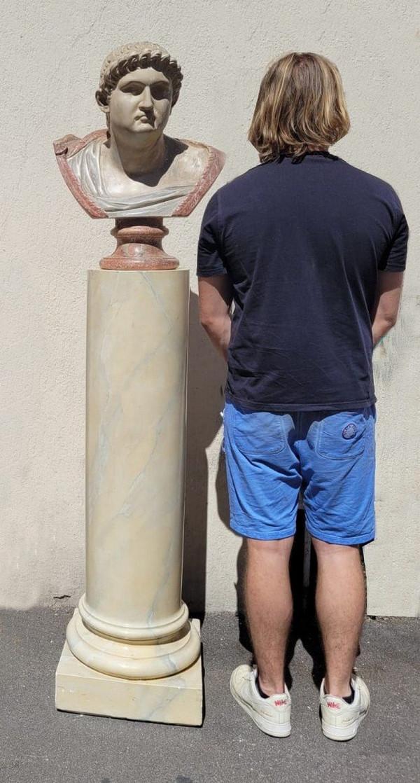 Büste eines römischen Kaisers auf Säule, patinierter Stuck, 20. Jahrhundert
