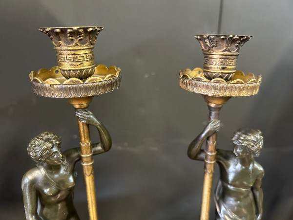 Ein Paar Kerzenhalter aus Bronze für Frauen im Empire-Stil - Anfang 19.