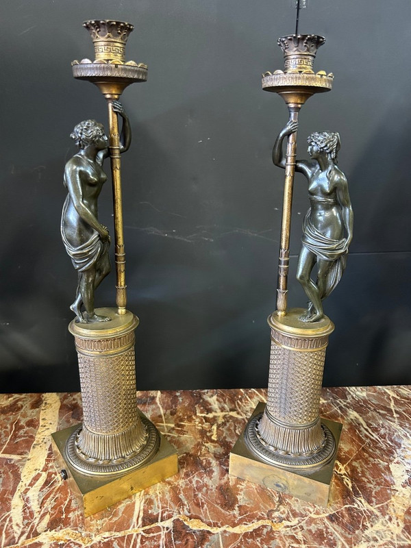 Ein Paar Kerzenhalter aus Bronze für Frauen im Empire-Stil - Anfang 19.