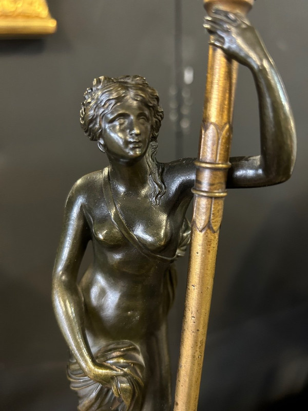 Ein Paar Kerzenhalter aus Bronze für Frauen im Empire-Stil - Anfang 19.