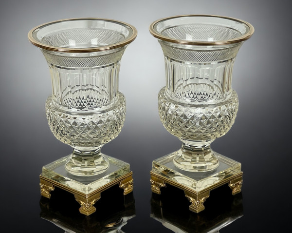 PAAR ANTIKE BACCARAT-VASEN AUS DEM 19. JH. IN MEDICIS-FORM AUS GESCHLIFFENEM KRISTALL