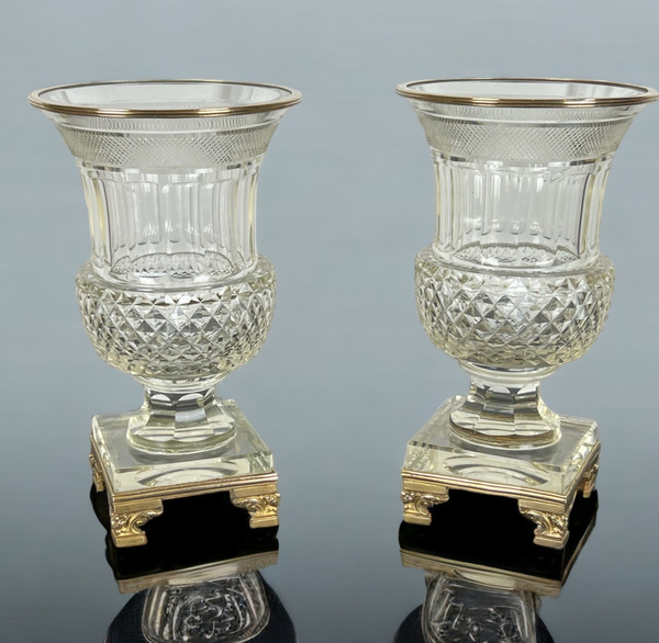 PAAR ANTIKE BACCARAT-VASEN AUS DEM 19. JH. IN MEDICIS-FORM AUS GESCHLIFFENEM KRISTALL