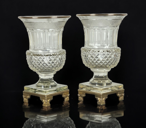 PAAR ANTIKE BACCARAT-VASEN AUS DEM 19. JH. IN MEDICIS-FORM AUS GESCHLIFFENEM KRISTALL