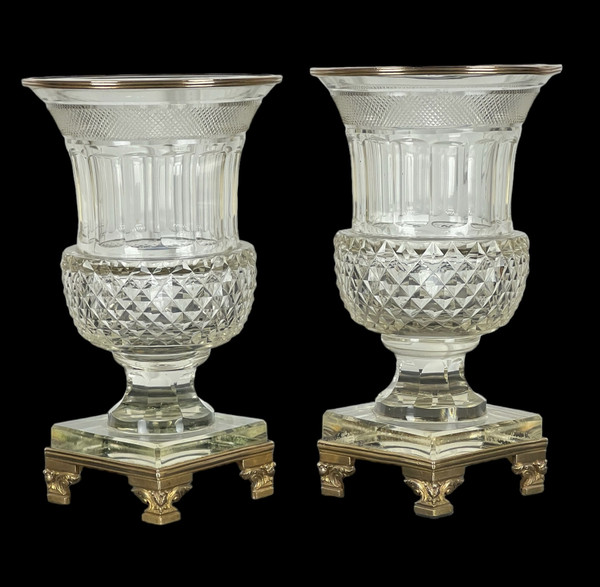 PAAR ANTIKE BACCARAT-VASEN AUS DEM 19. JH. IN MEDICIS-FORM AUS GESCHLIFFENEM KRISTALL