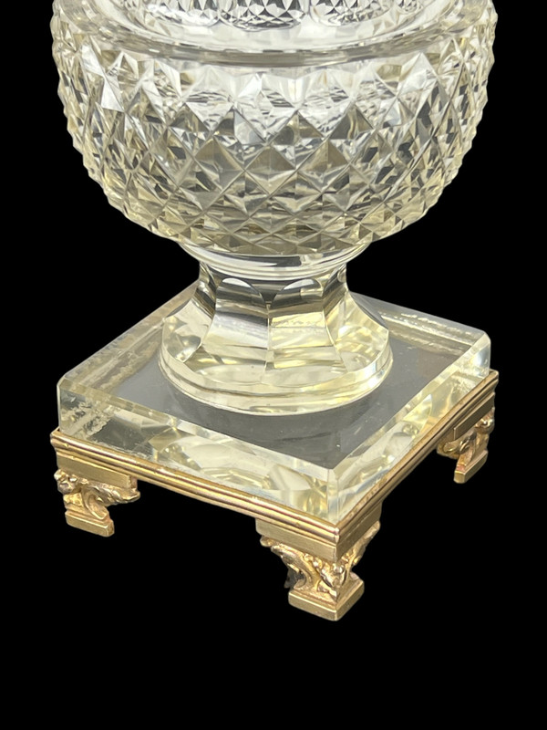 PAAR ANTIKE BACCARAT-VASEN AUS DEM 19. JH. IN MEDICIS-FORM AUS GESCHLIFFENEM KRISTALL