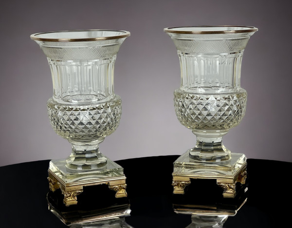 PAAR ANTIKE BACCARAT-VASEN AUS DEM 19. JH. IN MEDICIS-FORM AUS GESCHLIFFENEM KRISTALL