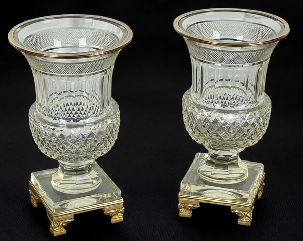 PAAR ANTIKE BACCARAT-VASEN AUS DEM 19. JH. IN MEDICIS-FORM AUS GESCHLIFFENEM KRISTALL