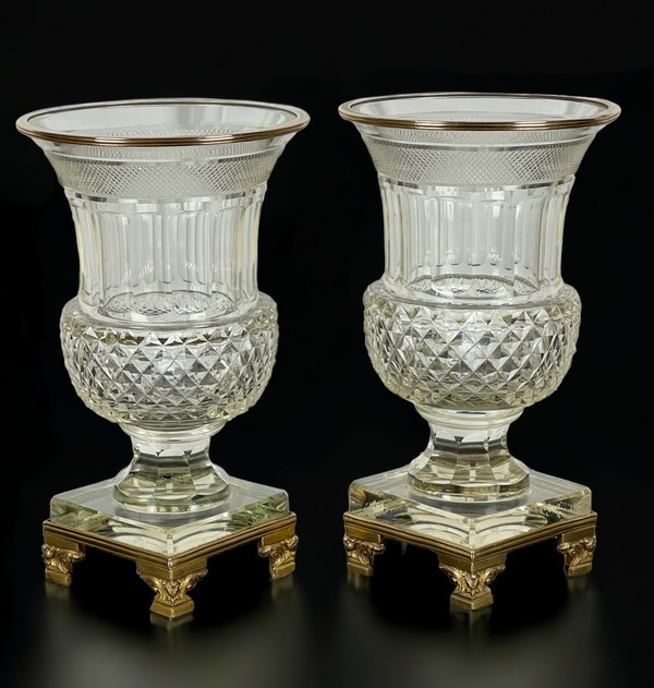 PAAR ANTIKE BACCARAT-VASEN AUS DEM 19. JH. IN MEDICIS-FORM AUS GESCHLIFFENEM KRISTALL