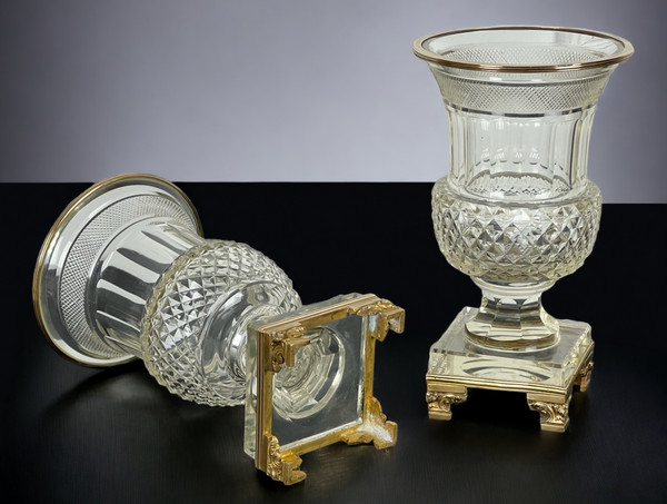 PAAR ANTIKE BACCARAT-VASEN AUS DEM 19. JH. IN MEDICIS-FORM AUS GESCHLIFFENEM KRISTALL