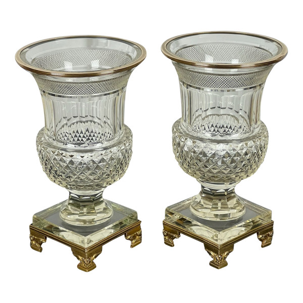 PAAR ANTIKE BACCARAT-VASEN AUS DEM 19. JH. IN MEDICIS-FORM AUS GESCHLIFFENEM KRISTALL