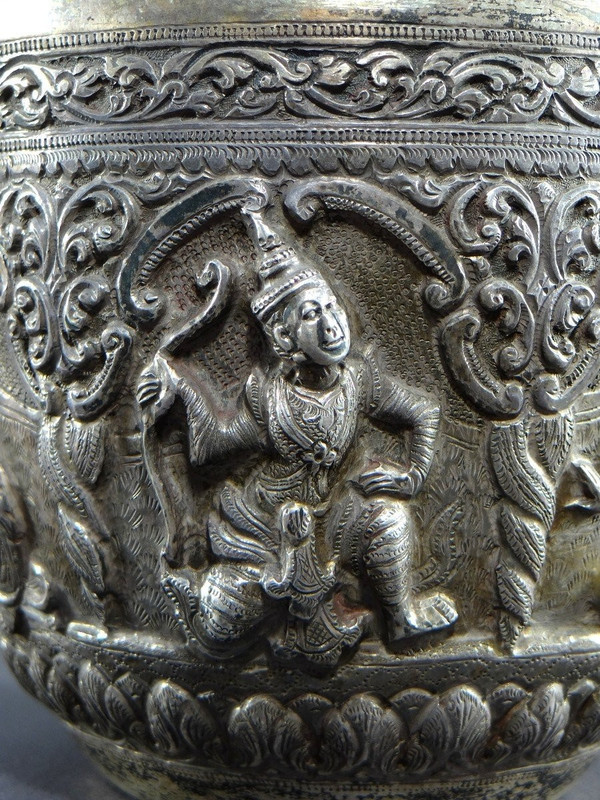  Birmania, Dinastia Konbaug, XIX Secolo, Importante ciotola in argento massiccio con decoro sbalzato.