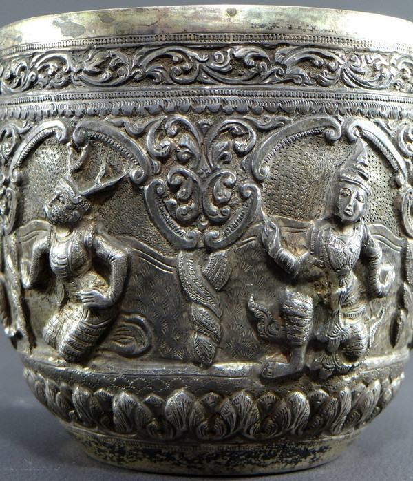  Birmania, Dinastia Konbaug, XIX Secolo, Importante ciotola in argento massiccio con decoro sbalzato.