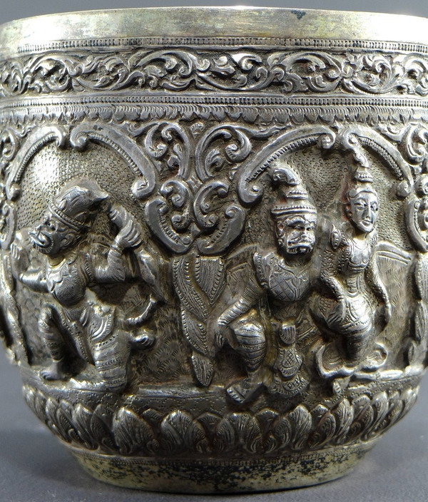  Birmania, Dinastia Konbaug, XIX Secolo, Importante ciotola in argento massiccio con decoro sbalzato.