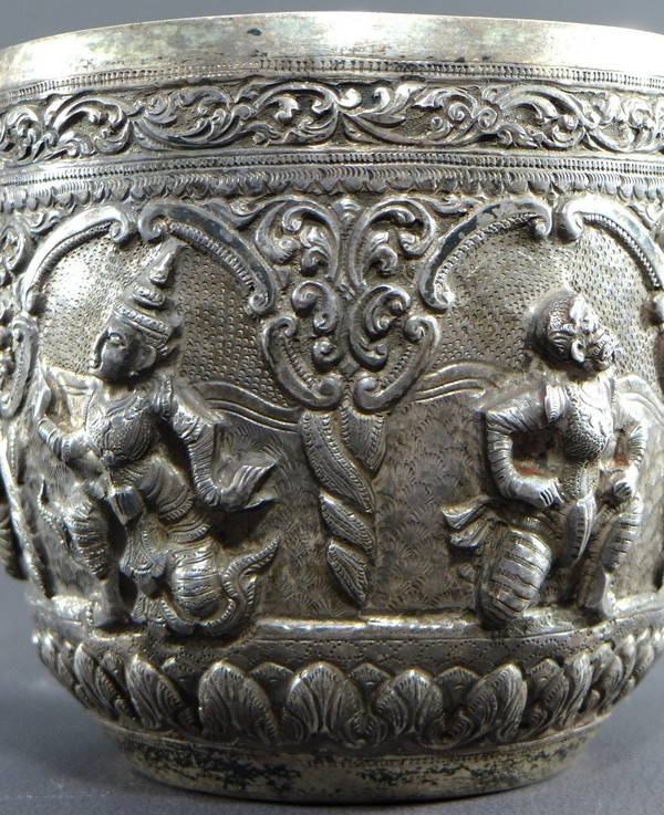  Birmania, Dinastia Konbaug, XIX Secolo, Importante ciotola in argento massiccio con decoro sbalzato.