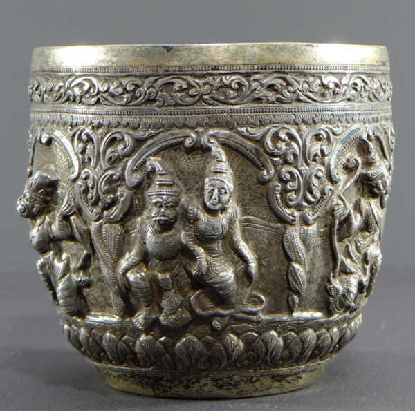  Birmania, Dinastia Konbaug, XIX Secolo, Importante ciotola in argento massiccio con decoro sbalzato.