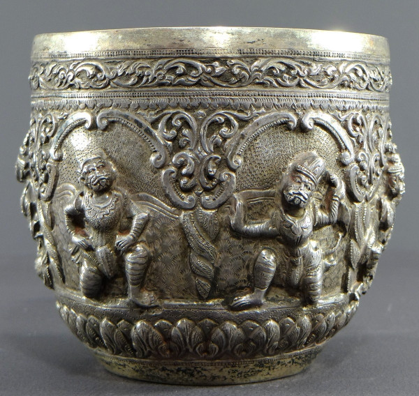  Birmania, Dinastia Konbaug, XIX Secolo, Importante ciotola in argento massiccio con decoro sbalzato.