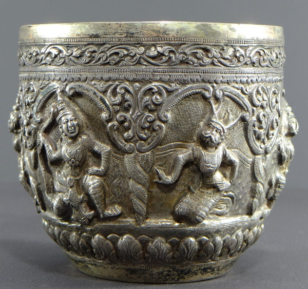  Birmania, Dinastia Konbaug, XIX Secolo, Importante ciotola in argento massiccio con decoro sbalzato.