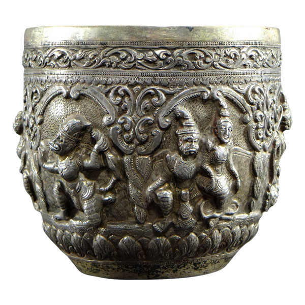  Burma, Konbaug Dynasty, 19th Century, Important Bowl In Solid Silver Repoussé Decor.