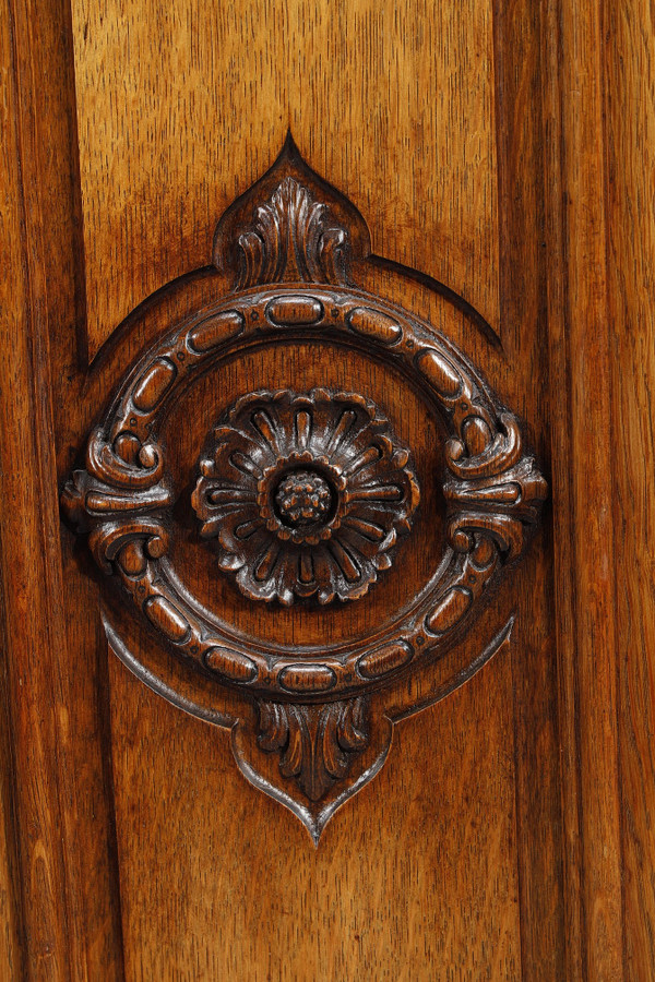 Coppia di credenze in rovere modellato e marmo in stile Regency
