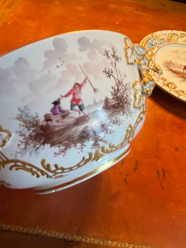  Très beau Pot à bouillon et sa soucoupe en porcelaine de Hochst d'époques début 19ème