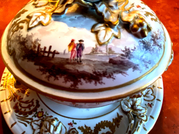  Très beau Pot à bouillon et sa soucoupe en porcelaine de Hochst d'époques début 19ème