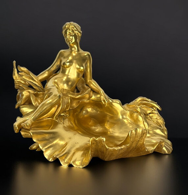 RAOUL LARCHE / COUPE /  ENCRIER DIT " A LA NYMPHE VICTORIEUSE EN BRONZE DORÉ