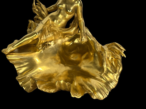 RAOUL LARCHE / COUPE /  ENCRIER DIT " A LA NYMPHE VICTORIEUSE EN BRONZE DORÉ