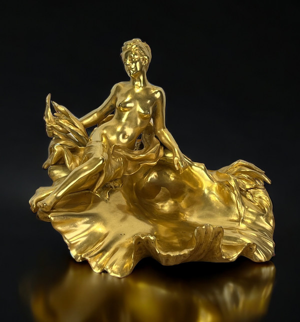 RAOUL LARCHE / COUPE /  ENCRIER DIT " A LA NYMPHE VICTORIEUSE EN BRONZE DORÉ