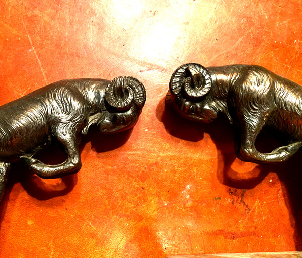 Paar Buchstützen aus patinierter Regula-Kupferbronze mit Ziegen im Kampf, signiert H. Foreau 1930
