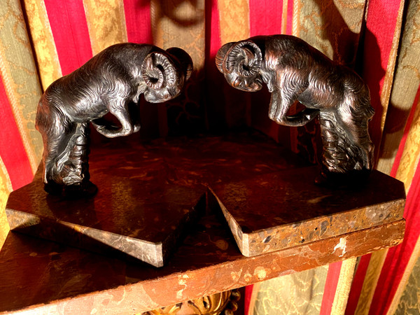 Paar Buchstützen aus patinierter Regula-Kupferbronze mit Ziegen im Kampf, signiert H. Foreau 1930