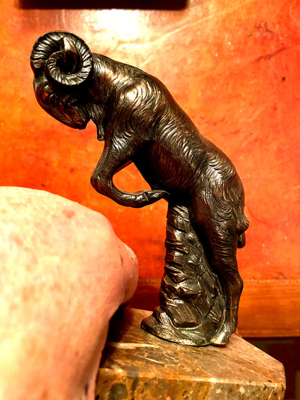 Paar Buchstützen aus patinierter Regula-Kupferbronze mit Ziegen im Kampf, signiert H. Foreau 1930