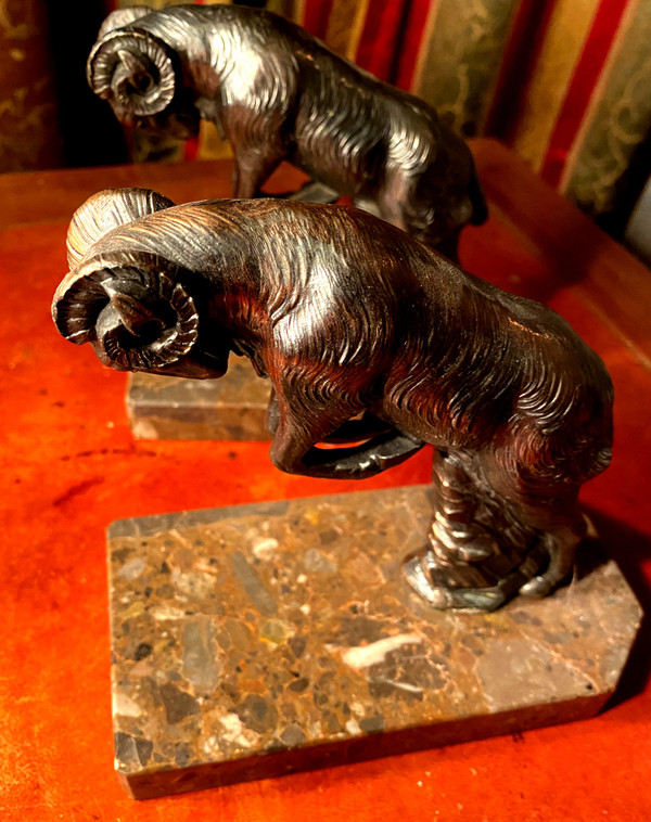 Paar Buchstützen aus patinierter Regula-Kupferbronze mit Ziegen im Kampf, signiert H. Foreau 1930