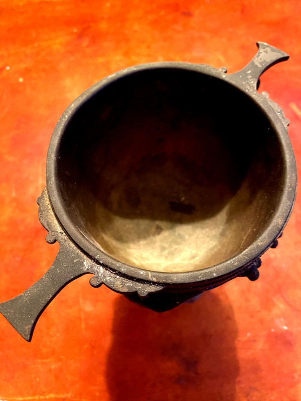 Vaso a cratere in bronzo patinato scuro con bellissimi intagli e foglie con intrecci di edera