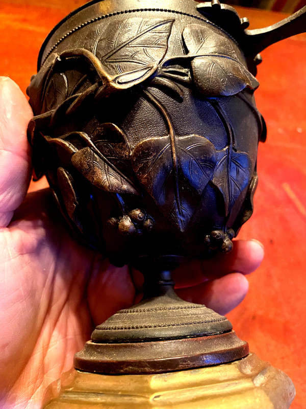 Vaso a cratere in bronzo patinato scuro con bellissimi intagli e foglie con intrecci di edera