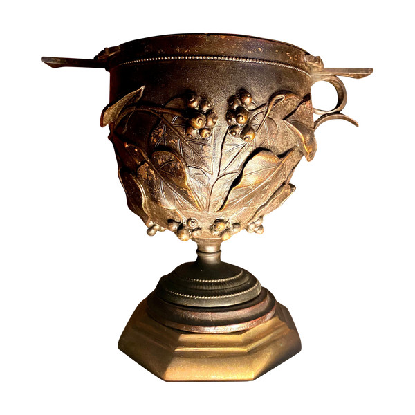 Vaso a cratere in bronzo patinato scuro con bellissimi intagli e foglie con intrecci di edera