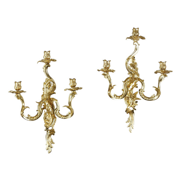 Paire d'appliques en bronze doré à trois bras de lumière de Style Louis XV