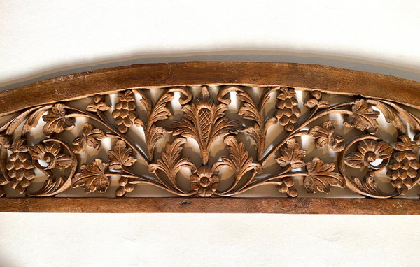 Boiserie. Haut de porte début XXème. Bois sculpté. Décor fleurs et fruits.