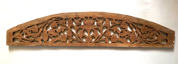 Boiserie. Haut de porte début XXème. Bois sculpté. Décor fleurs et fruits.