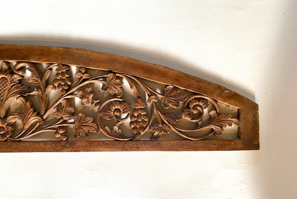 Boiserie. Haut de porte début XXème. Bois sculpté. Décor fleurs et fruits.