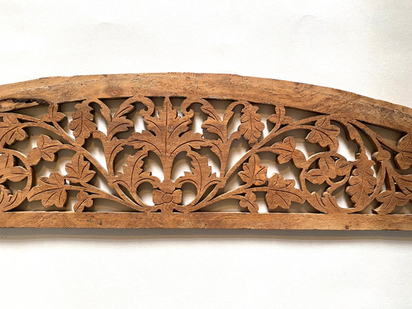 Boiserie. Haut de porte début XXème. Bois sculpté. Décor fleurs et fruits.