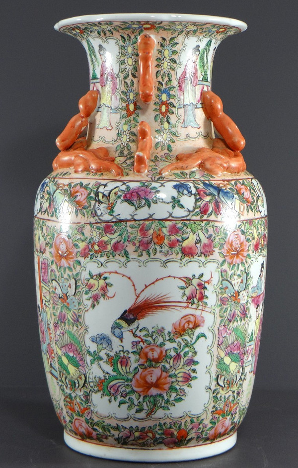 Cina, XX secolo, Vaso in porcellana Canton decorato con dignitari e uccelli, marca Guangxu.